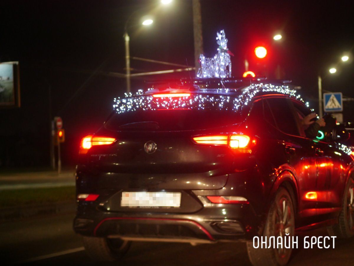 Читатель: Такой новогодний автомобиль встретил в Бресте