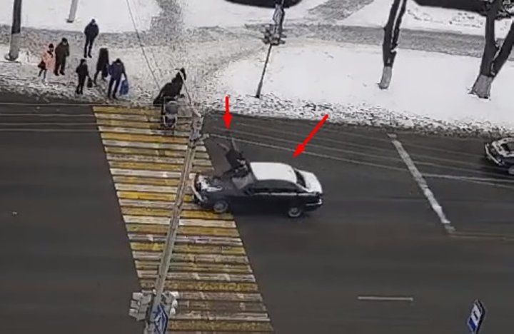 Жесткое видео: водитель сбил пешехода в Пинске