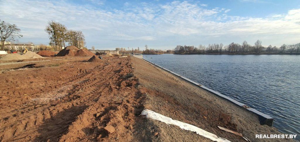 Фотопрогулка по строительной площадке нового участка набережной в Бресте