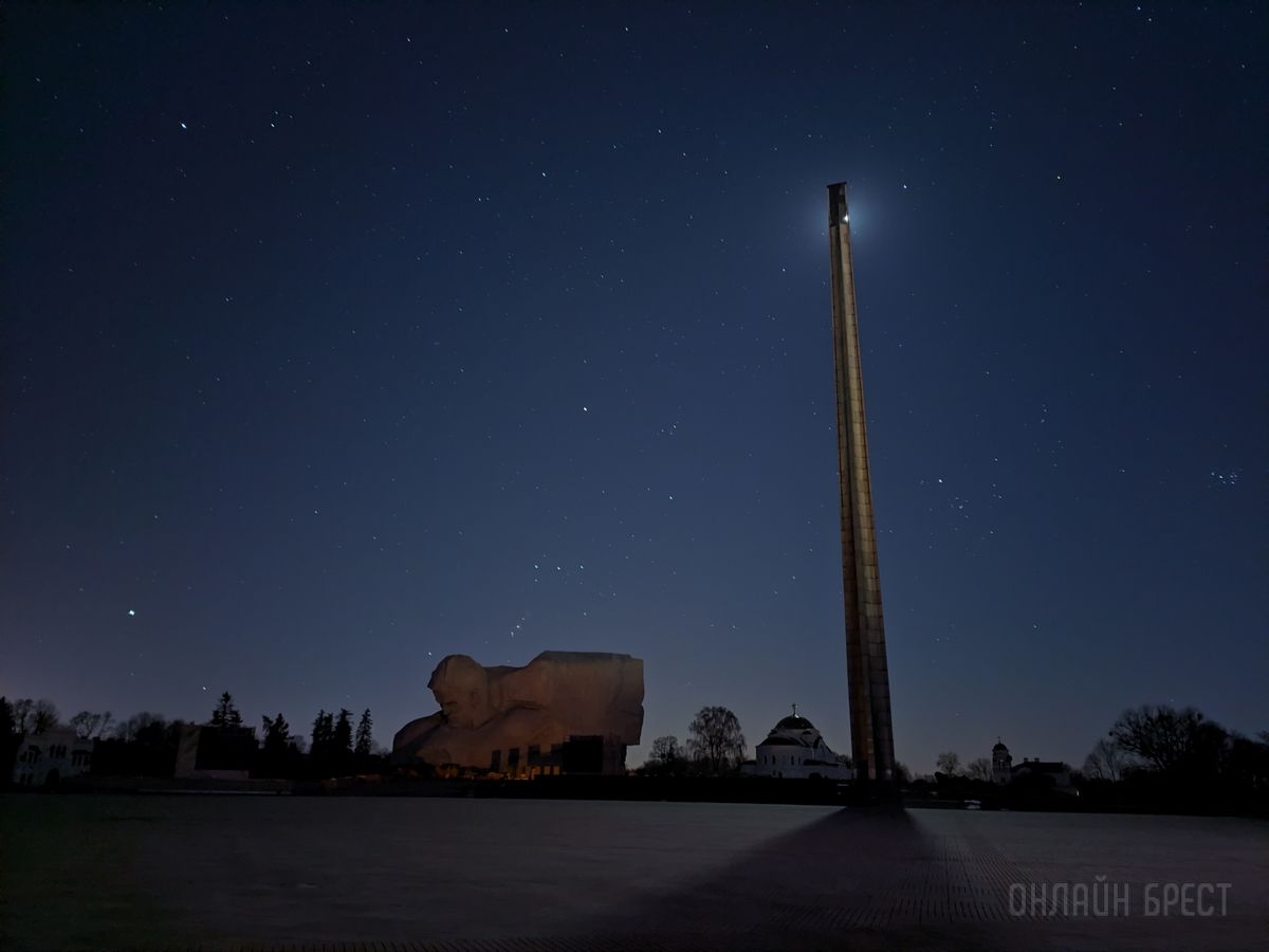 Читатель: Брестская крепость вечером