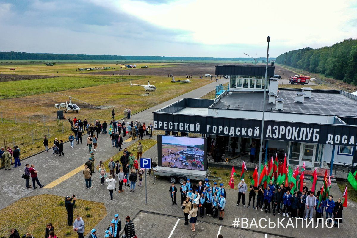 Смотрите с высоты! Фигуры высшего пилотажа и открытие аэродрома под Брестом