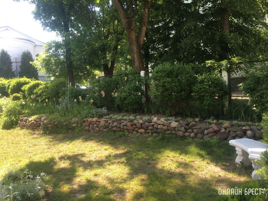 Взгляните, как чудесно на территории гимназии №1 г. Бреста