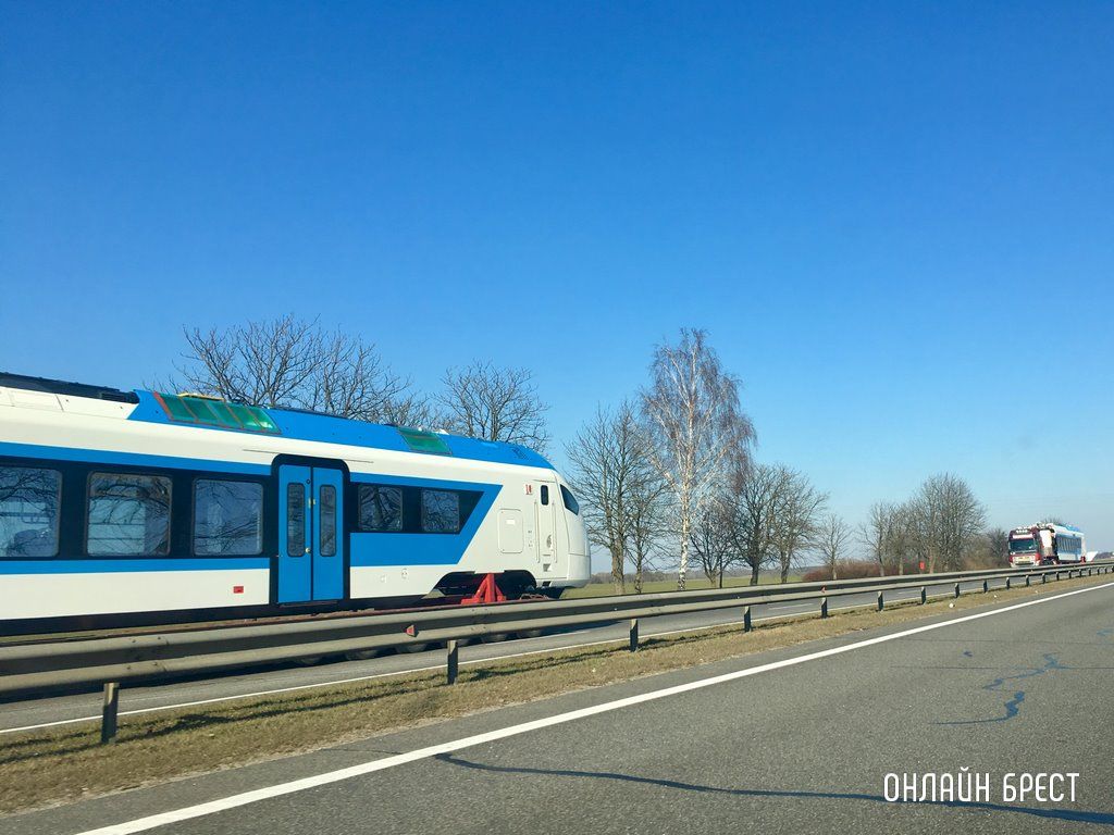 Читатель: Пару дней назад в сторону Бреста везли вагоны. Куда их потом направляют?