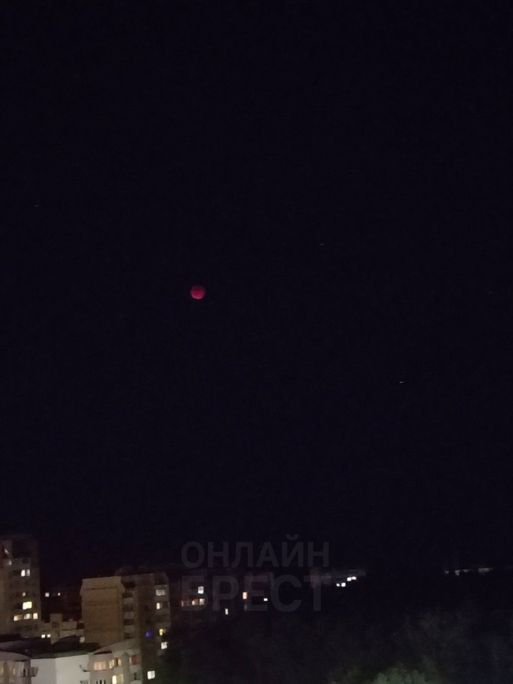 Лунное затмение сегодня в Бресте. Фото с красной луной присылают читатели