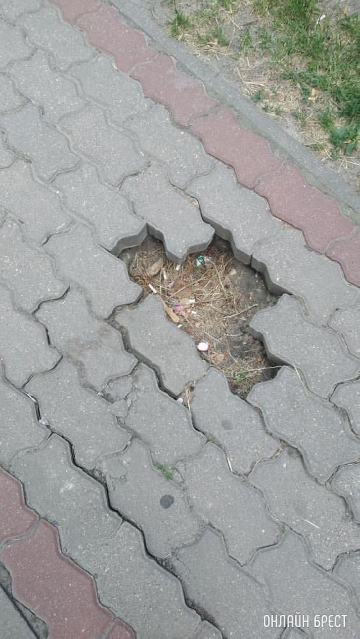 Яма на тротуаре вдоль СШ №15 (ул. Кирова)