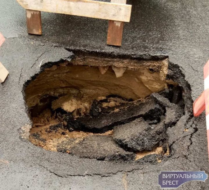 На перекрёстке, где недавно укладывали асфальт, он провалился под автомобилем. Это перекрёсток ул. Гоголя и Комсомольская в Бресте