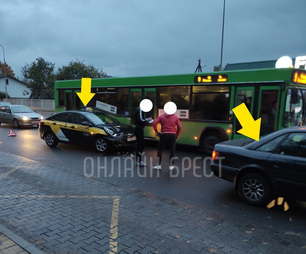 Читатель: Такси и легковушка. Сегодня утром возле остановки Брестских дивизий произошло ДТП