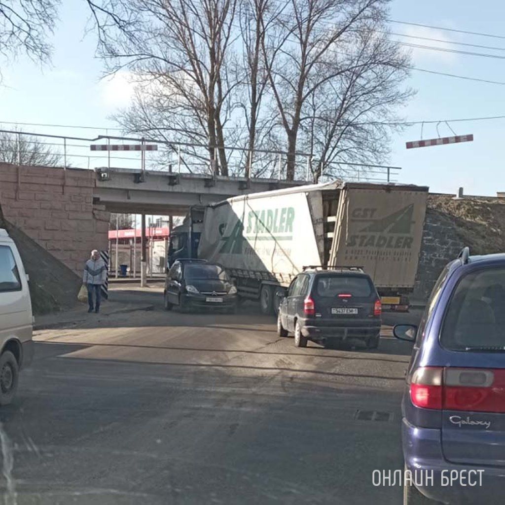 Читатель: Не проехал. Необычное ДТП произошло в Бресте возле Горбатого моста