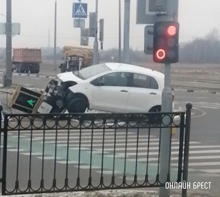 Очевидец: В Бресте на перекрёстке Варшавское шоссе - Махновича произошло ДТП