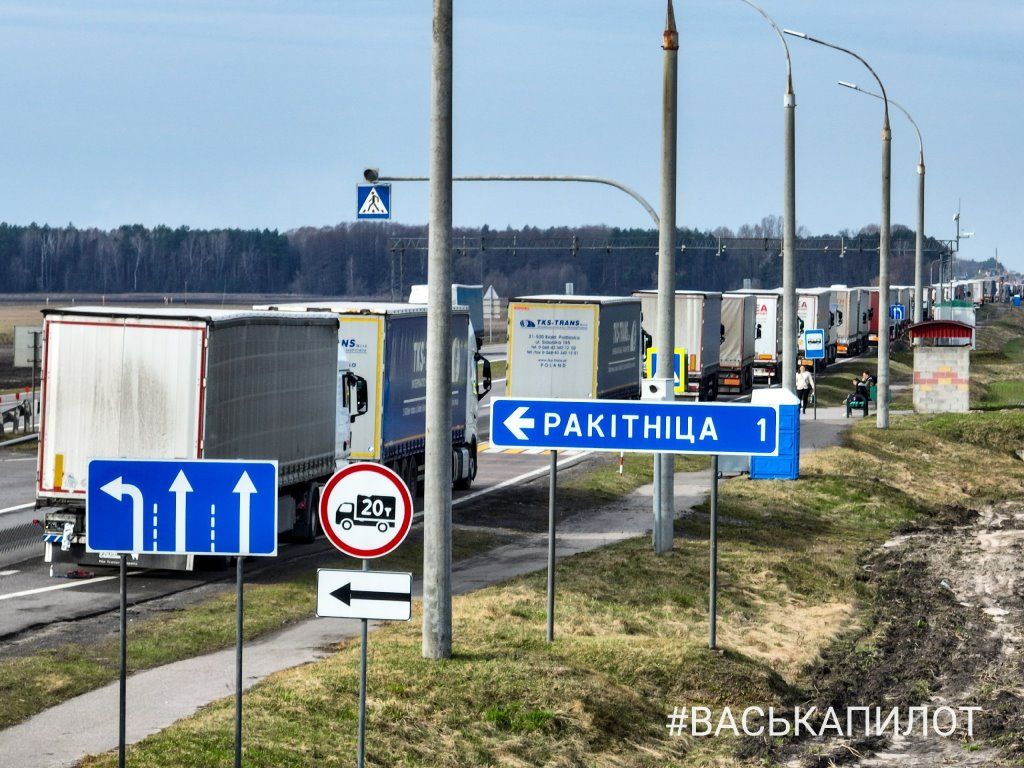 Рекорд? Посмотрите с высоты на огромную очередь из фур под Брестом