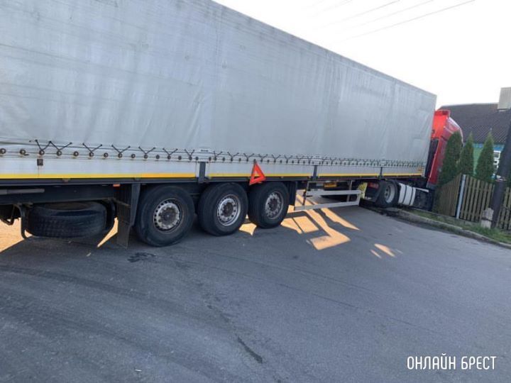 Брест, Катин Бор. Фура чуть не врезалась в жилой дом