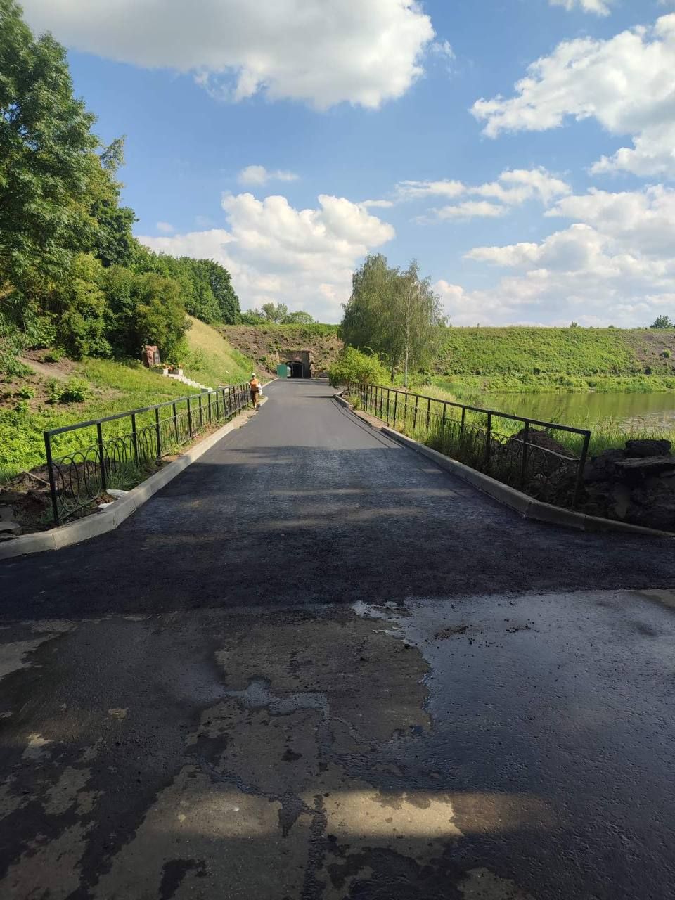 Укладка асфальтобетонного покрытия в Бресте на улице ГОБК (к патриотическому центру)