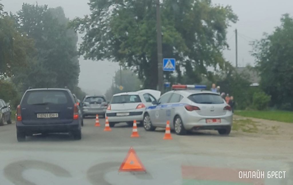 Брест, ул. Белорусская. Белая машина на пешеходном переходе догнала остановившийся автомобиль