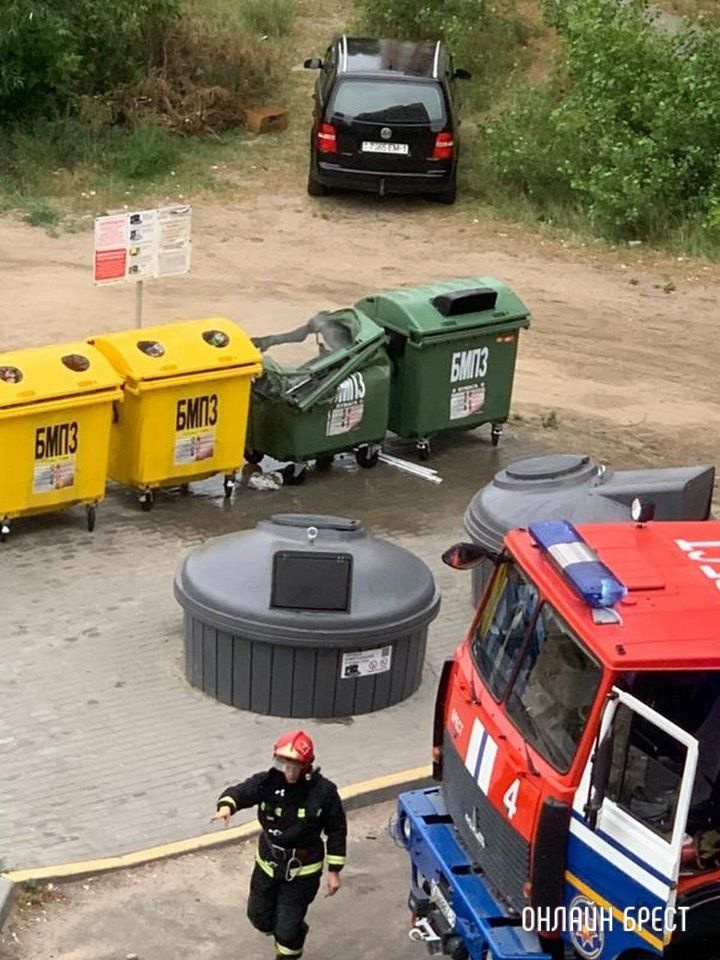 Читатель: Вчера в Бресте на Рябиновой горел мусорный контейнер. Смотрите фото, что с ним стало