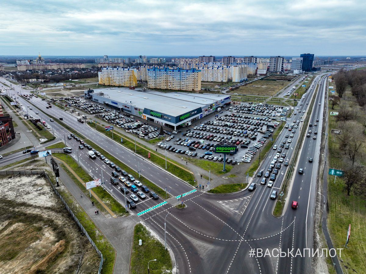 Почти все места возле магазинов заняты. Парковки Бреста перед Новым годом