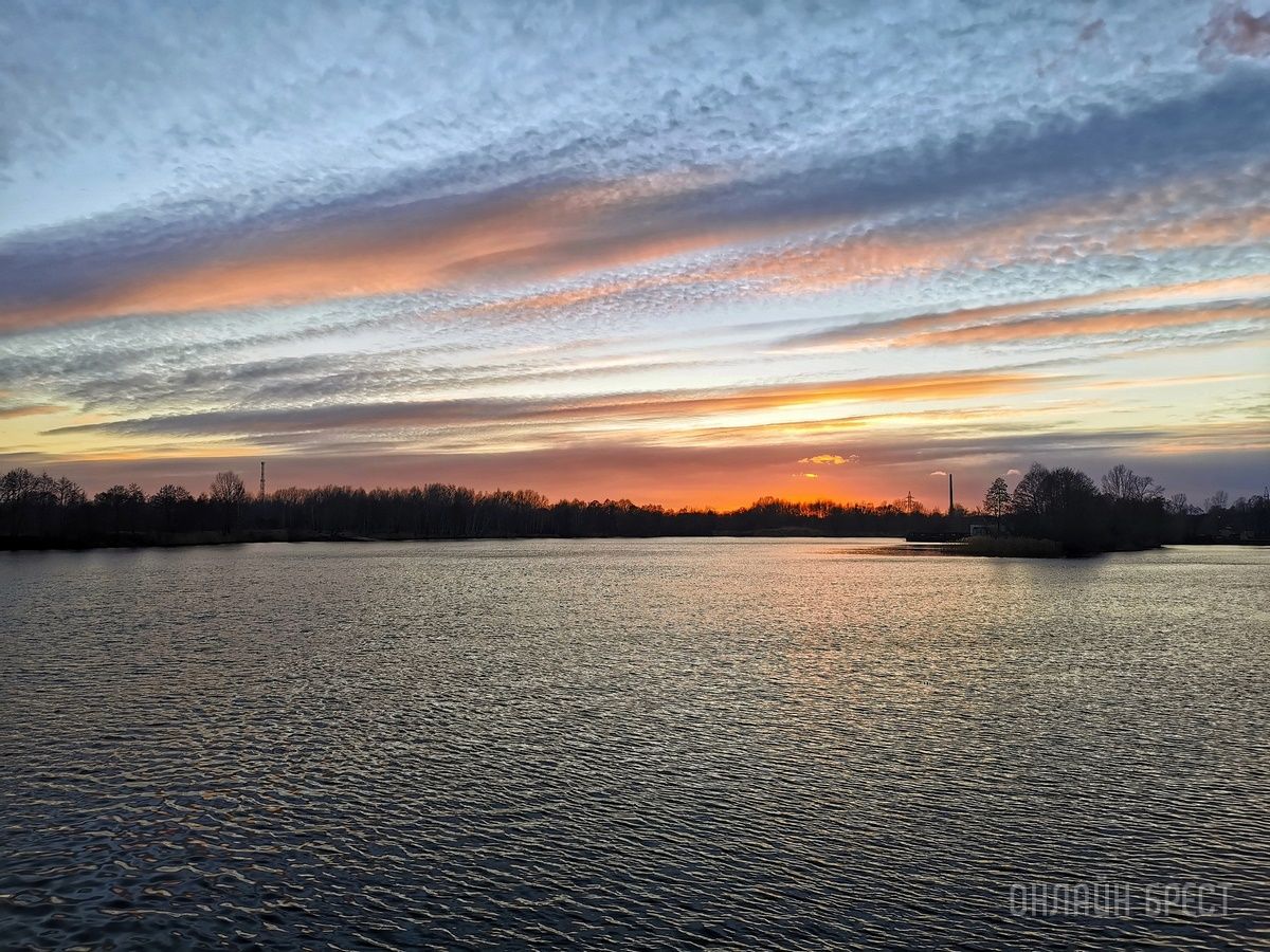 Читатель: Красивое окончание праздничного дня, 8 марта. Брест, Набережная