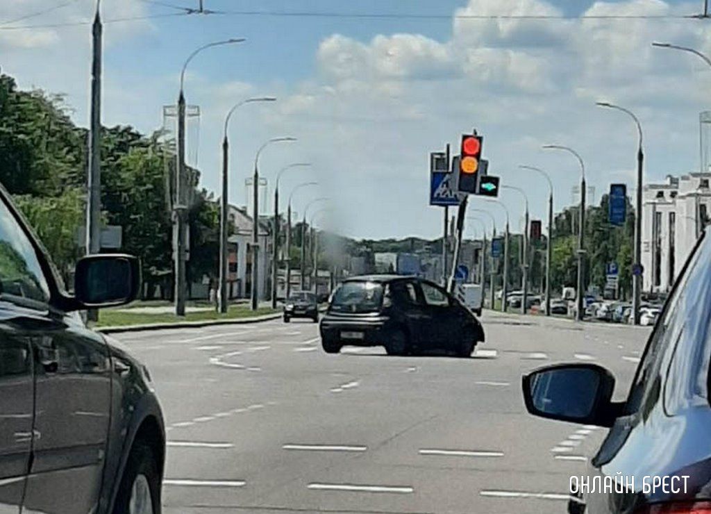 Очевидец: В Бресте на Машерова-Ленина въехали в светофор