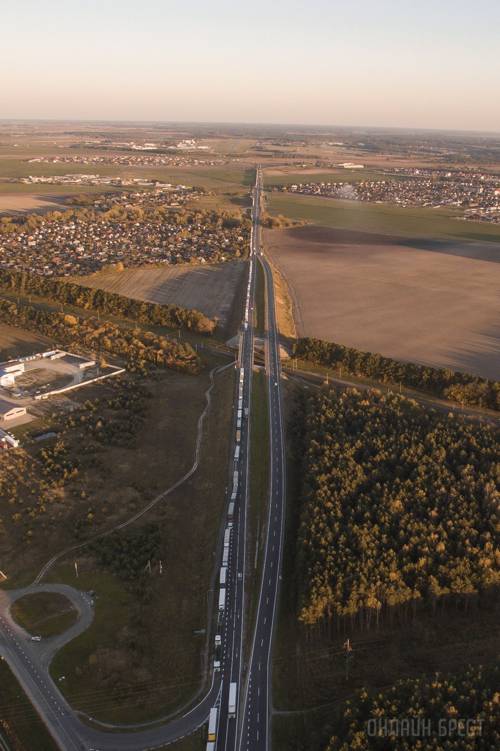 Читатель: Вот так выглядит очередь из фур под Брестом с большой высоты