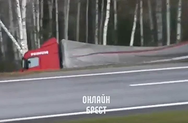 Фура в кювете. Видео снято вчера на трассе М1, недалеко от города Берёза