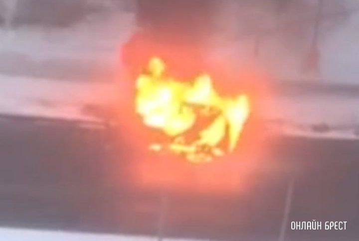 Читатель: Сегодня в Бресте на Рябиновой полностью сгорел автомобиль