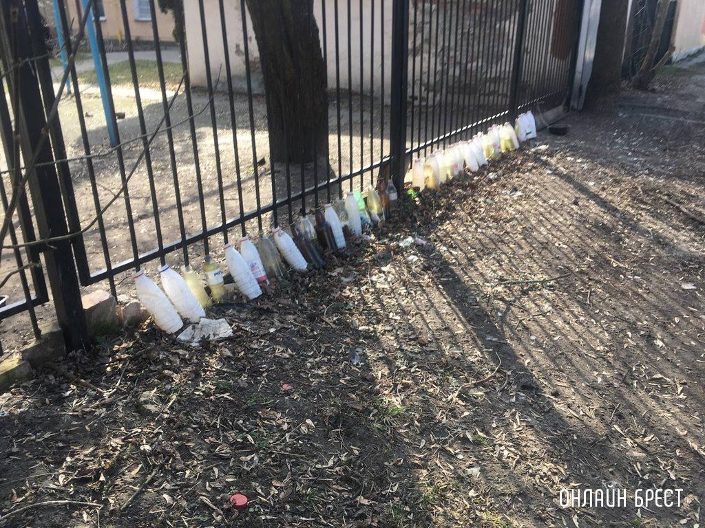 Читатель: В одном из дворов Бреста. Зачем это сделано?