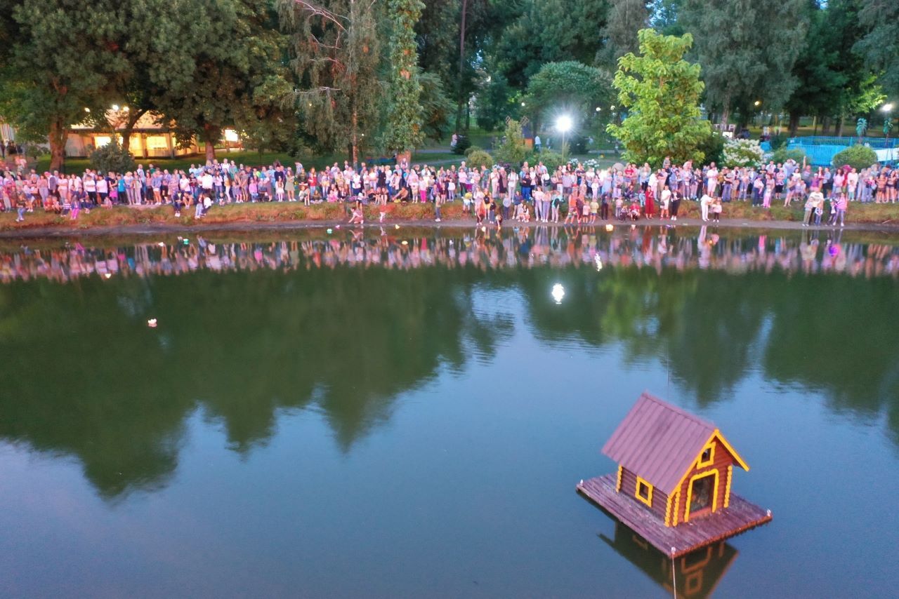 Сегодня в Бресте в парке культуры и отдыха запускали водные фонарики