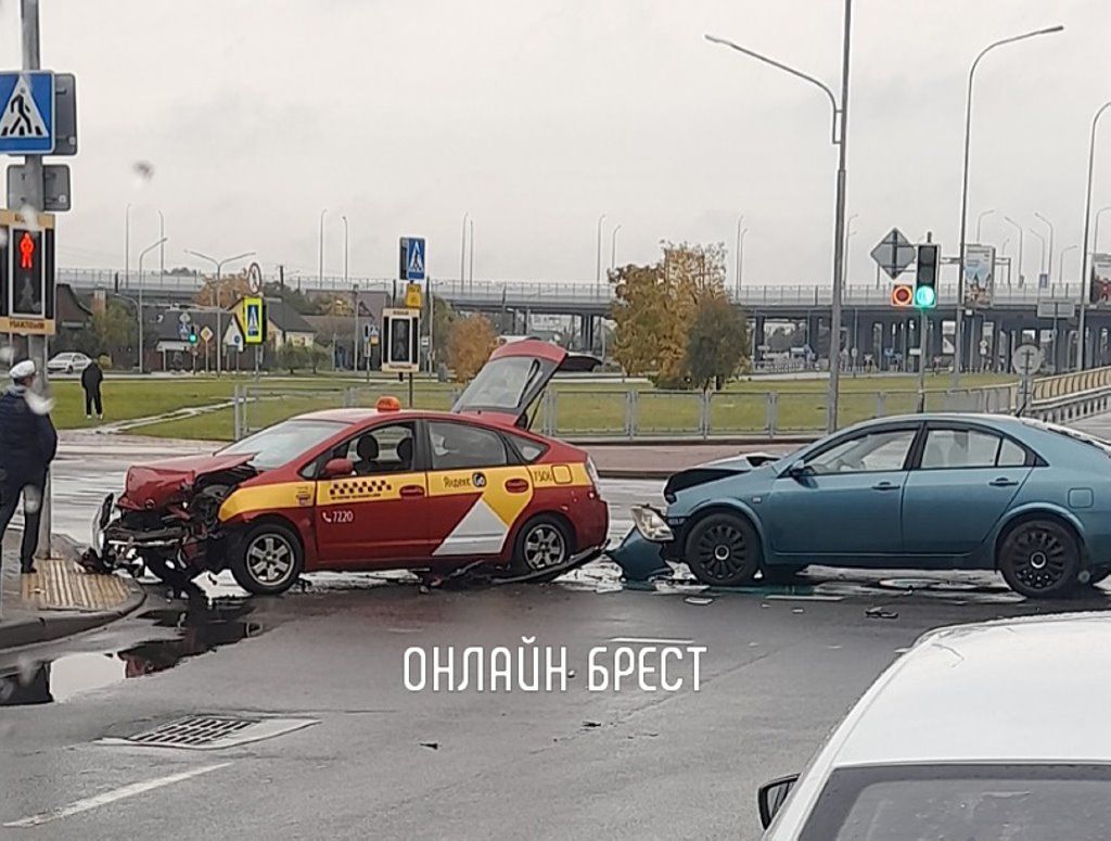 Очевидец: На ул. Брестских Дивизий произошло ДТП с участием такси