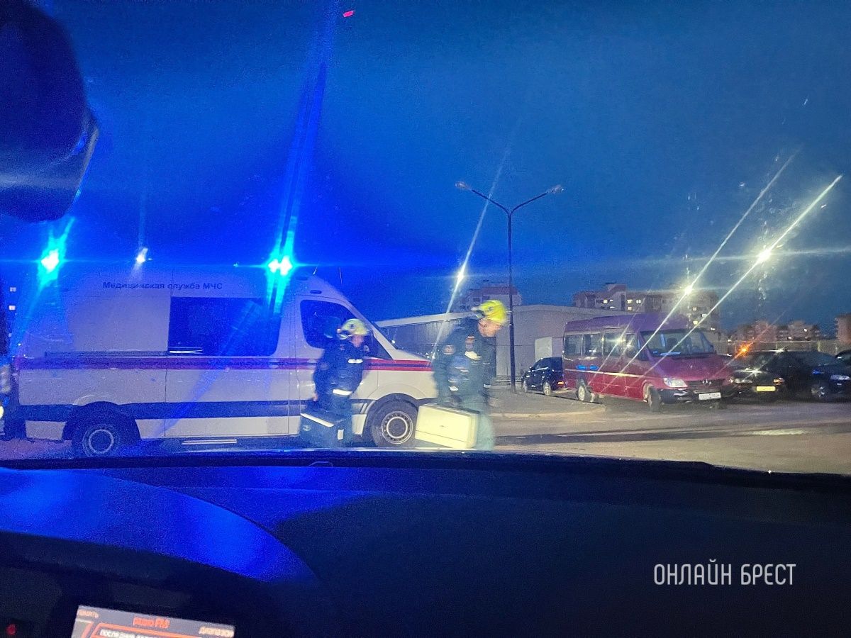 Читатель: Прямо сейчас пожарная направилась по Махновича в Бресте. Туда же направилась бригада скорой помощи