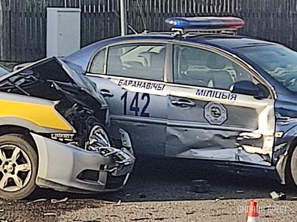 Очевидец: В Барановичах столкнулись автомобиль милиции и такси