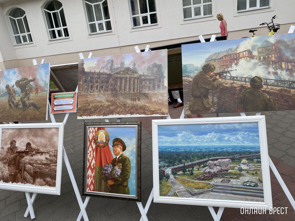 На Советской представлена выставка картин, посвященных Брестской крепости и Великой Отечественной войне