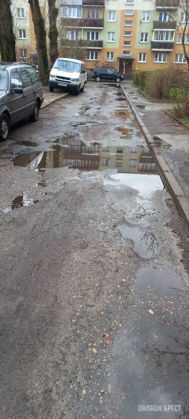 Читатель: Этот двор нуждается в ремонте дорог. Брест, ул. Кривошеино 9/1