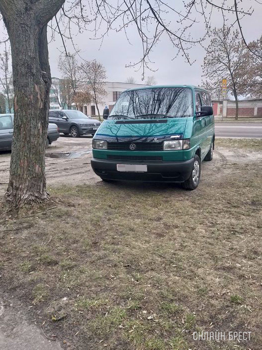 Читатель: На улицах Бреста. Это норма парковаться на зелёной зоне?