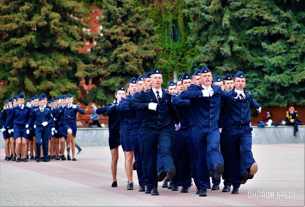 Читатель: Городской смотр строя и песни в Брестской крепости