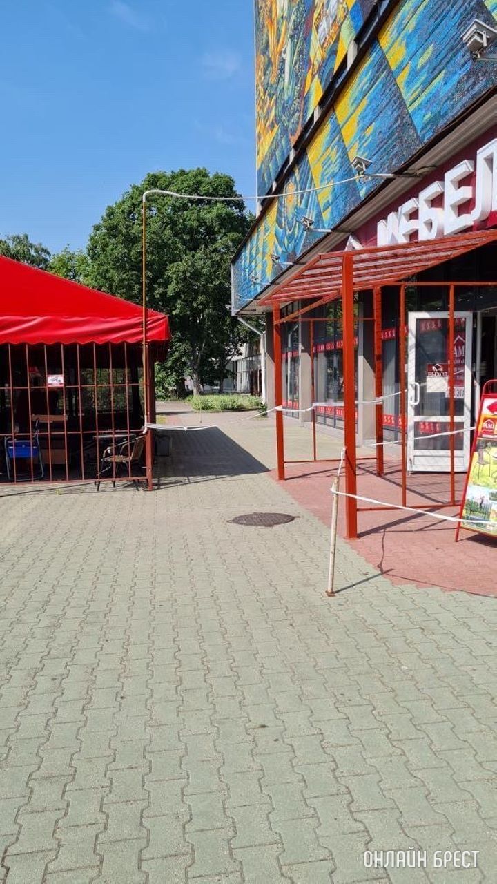 Брест, ул. Московская, ост. Завод. Перекрыли проход по тротуару. Люди ходят по газону