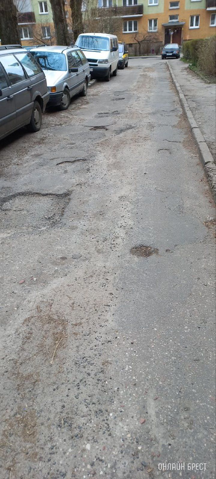 Читатель: Этот двор нуждается в ремонте дорог. Брест, ул. Кривошеино 9/1