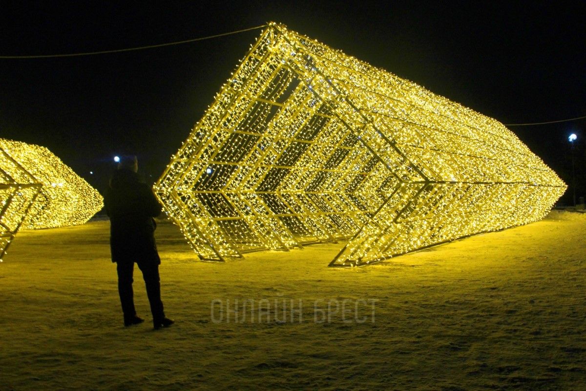 В Бресте на Набережной установили световую инсталляцию