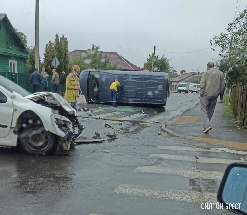 Брестская область. В Берёзе в результате ДТП автомобиль лёг на бок