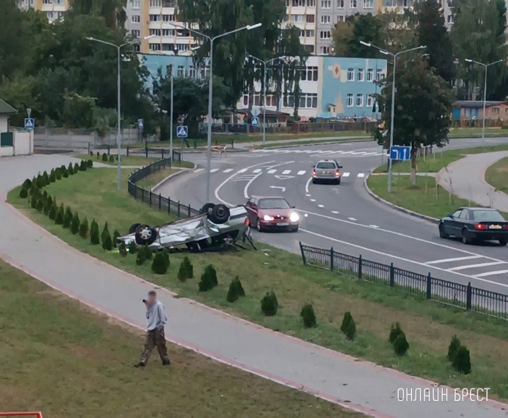 Очевидец: В Пинске перевернулся автомобиль