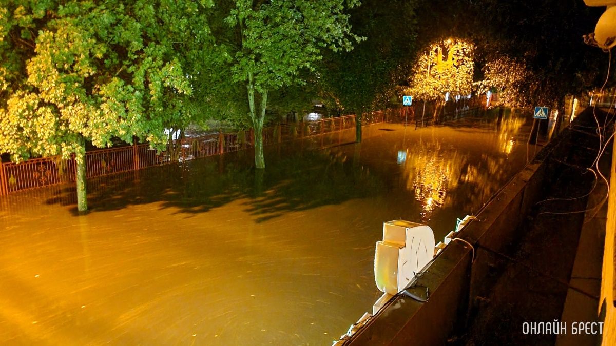 Нас затопило! Так выглядит перекресток улиц Наганова и Гоголя в Бресте