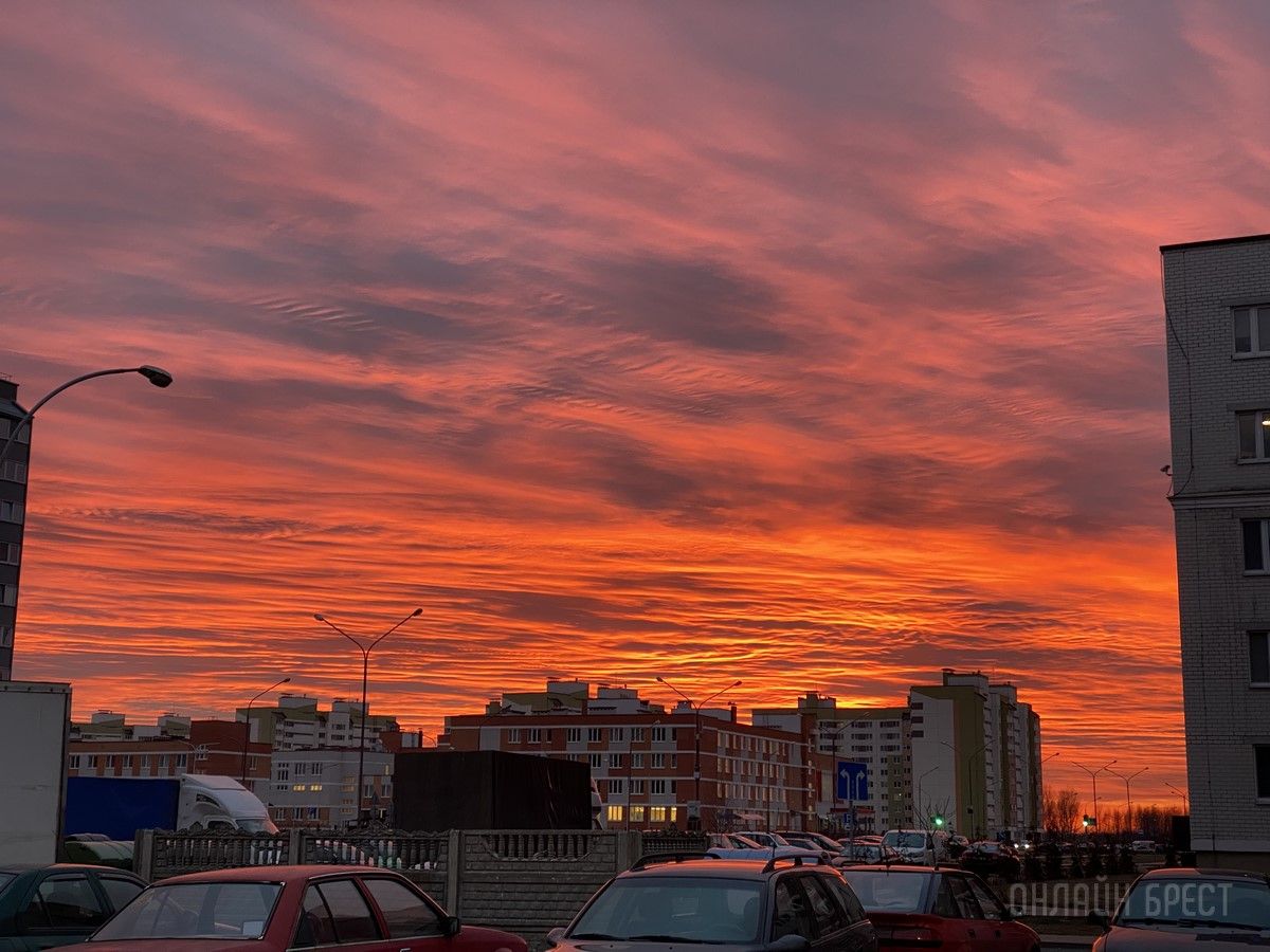 Читатель: Посмотрите, какой сегодня был красивый закат в Бресте