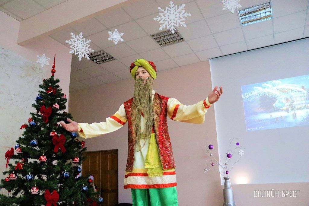 Читатель: «Приключения у новогодней ёлки» в средней школе № 28 г. Бреста