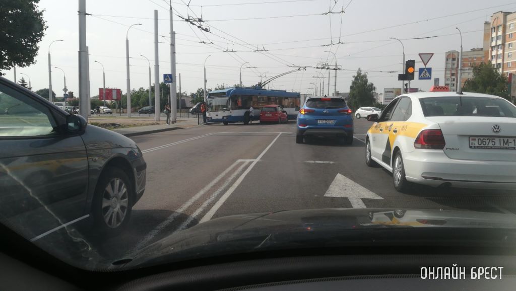 Сегодня в Бресте автобус и троллейбус попали в ДТП