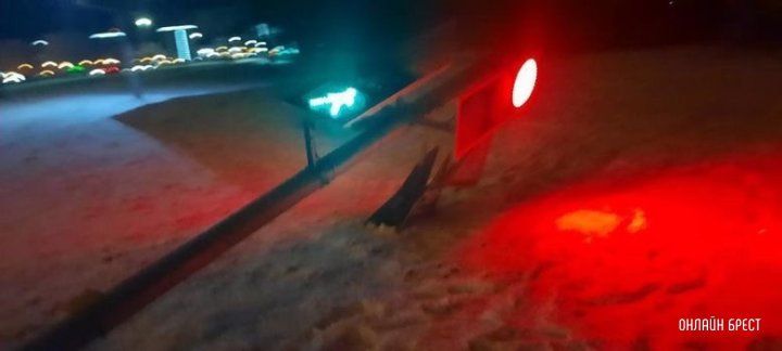 Читатель: Очередной светофор лежит в Бресте. Недалеко от большого Евроопта