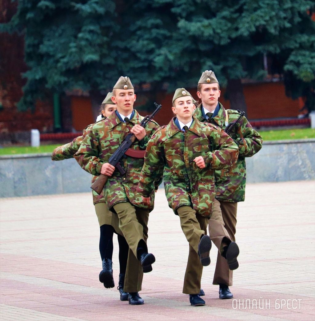 Читатель: Брестские школьники продолжают нести почётную Вахту в Брестской крепости