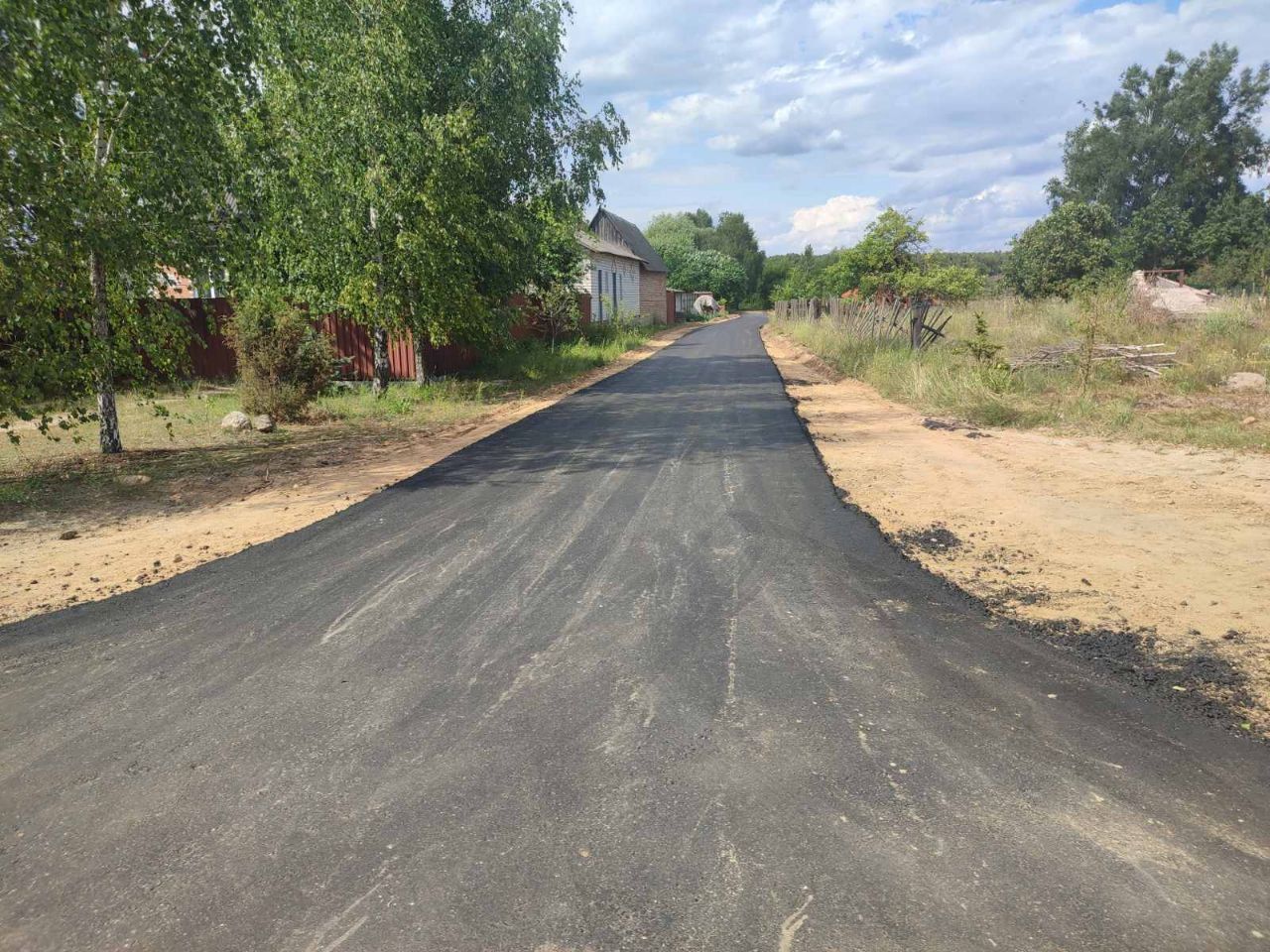 Прибужье приводит в порядок дороги. В деревне Гули укладывают асфальтное покрытие. Часть работ уже выполнена