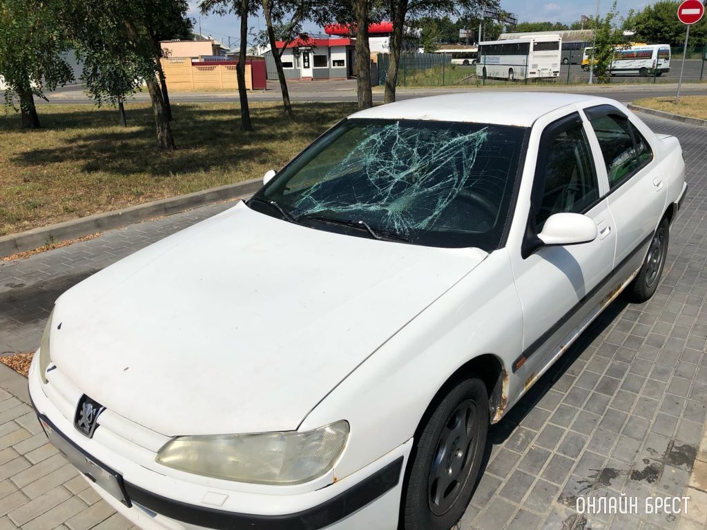 В Бресте неизвестные разбили автомобили на парковке под мостом возле автовокзала