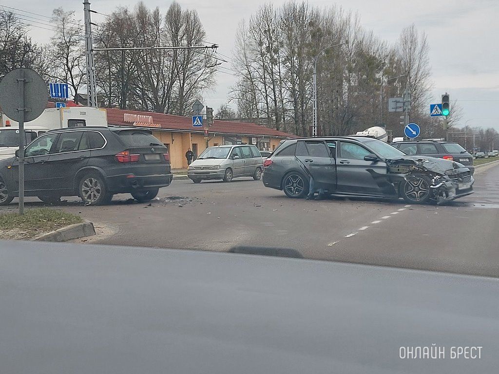 Читатель: На ул. Я.Купалы в Бресте сильно столкнулись автомобили