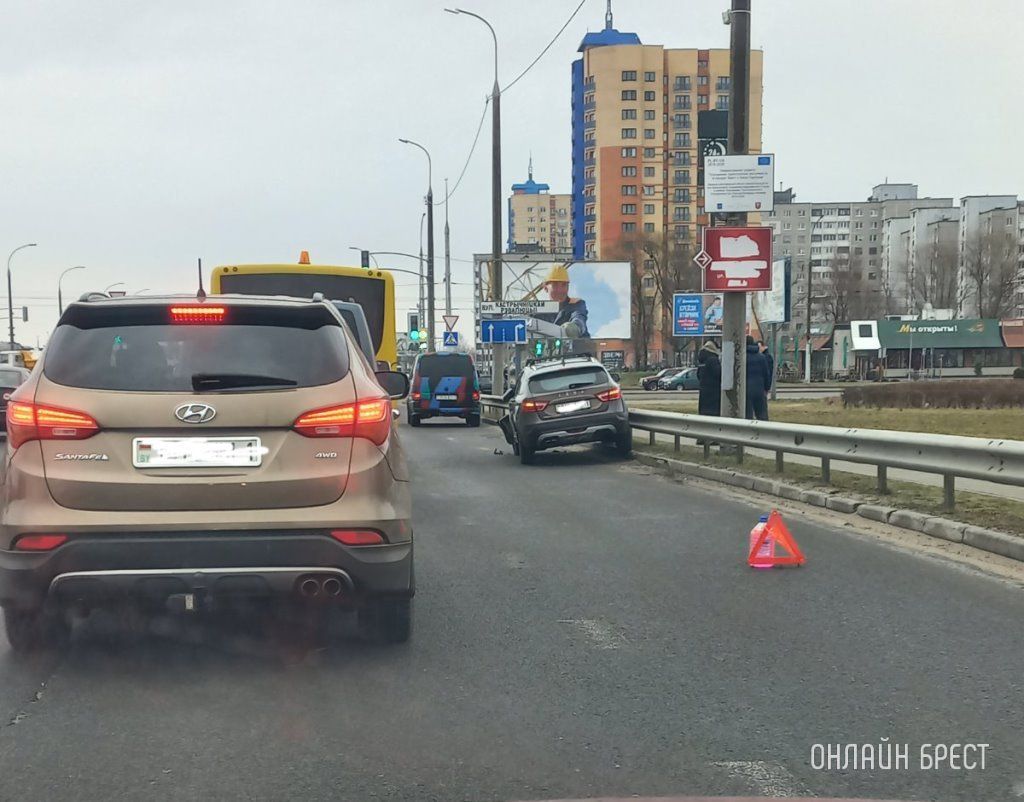 Когда вдруг решил перестроиться в крайнюю правую. Смотрите видео, как произошло ДТП в Бресте
