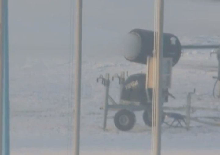 «Снежные пушки» активизировались на Гребной канале в Бресте