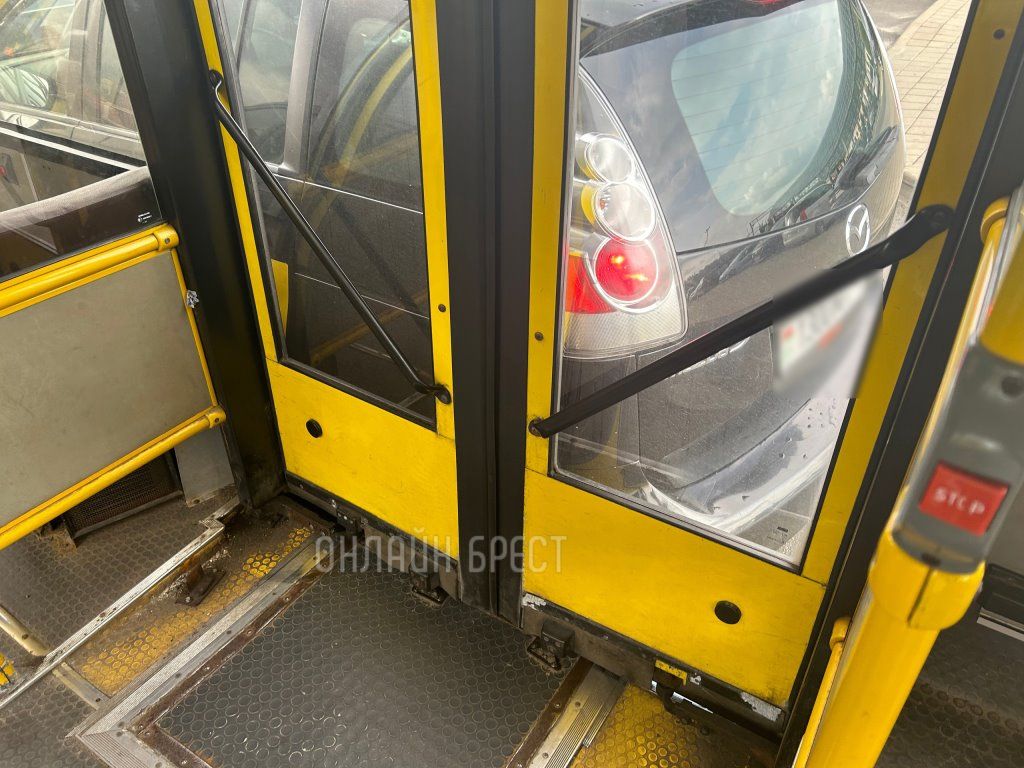 Читатель: Сегодня в Бресте возле ЖД вокзала автобус столкнулся с автомобилем такси